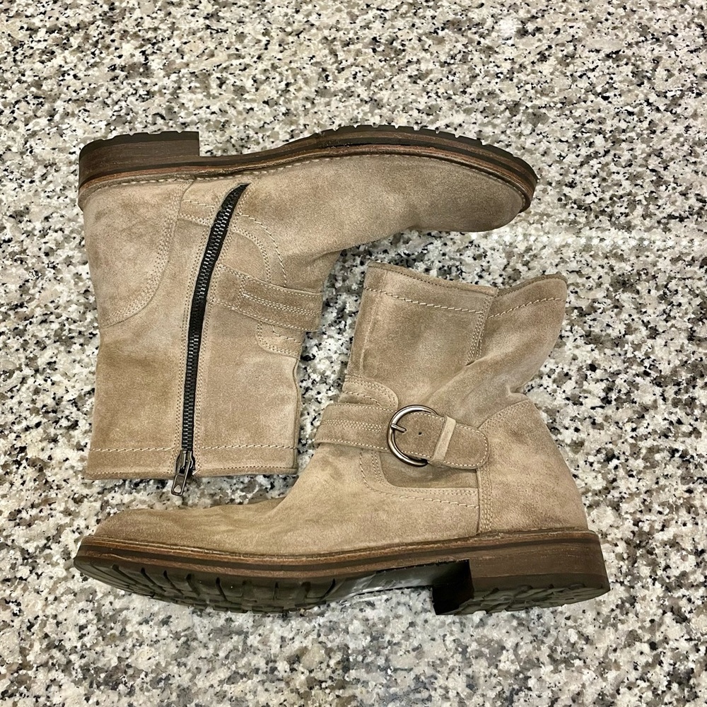BARNEYS NEW YORK ITALIAN SUEDE BOOT